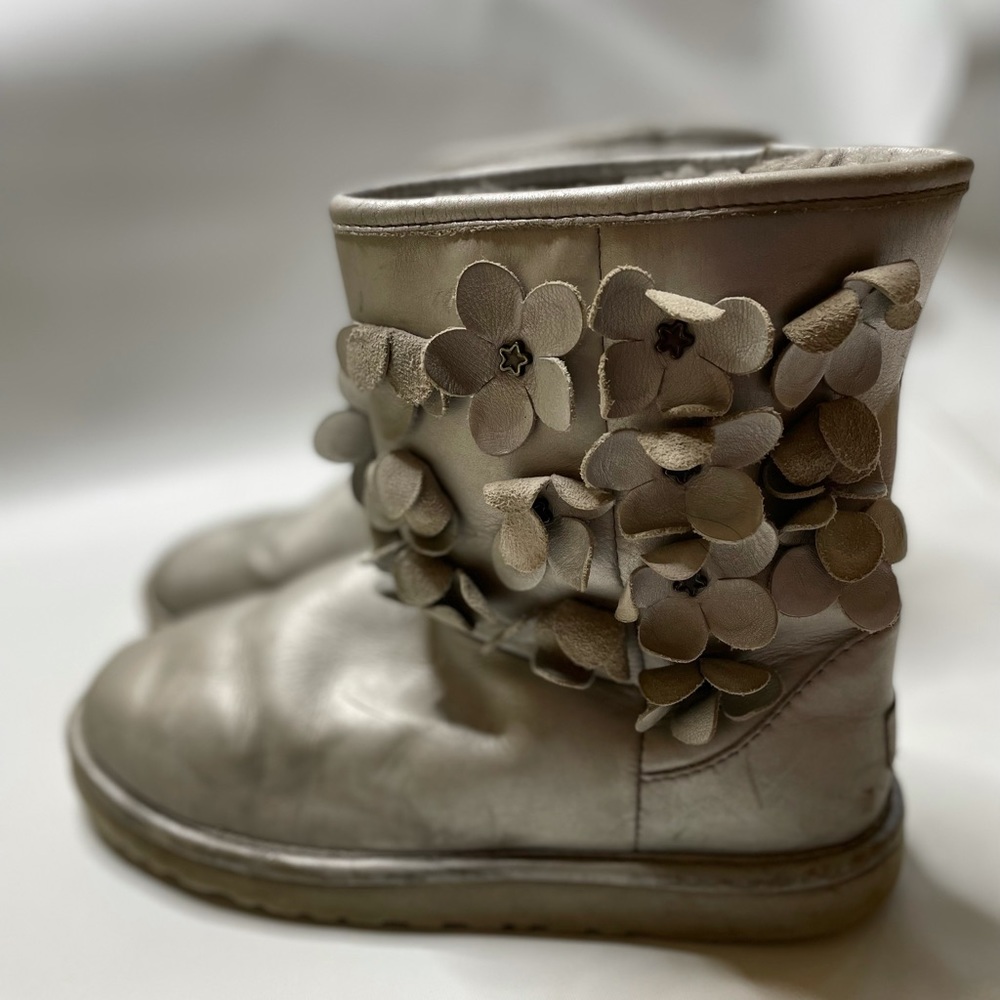 UGG ‘classic short flora’ boots in metallic silver